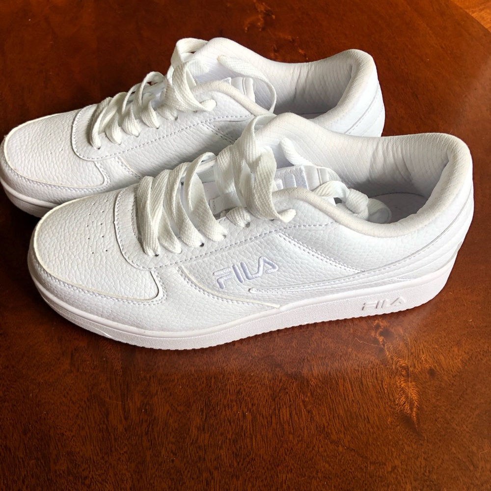 Women’s Fila White Low-Top Sneakers 7.5